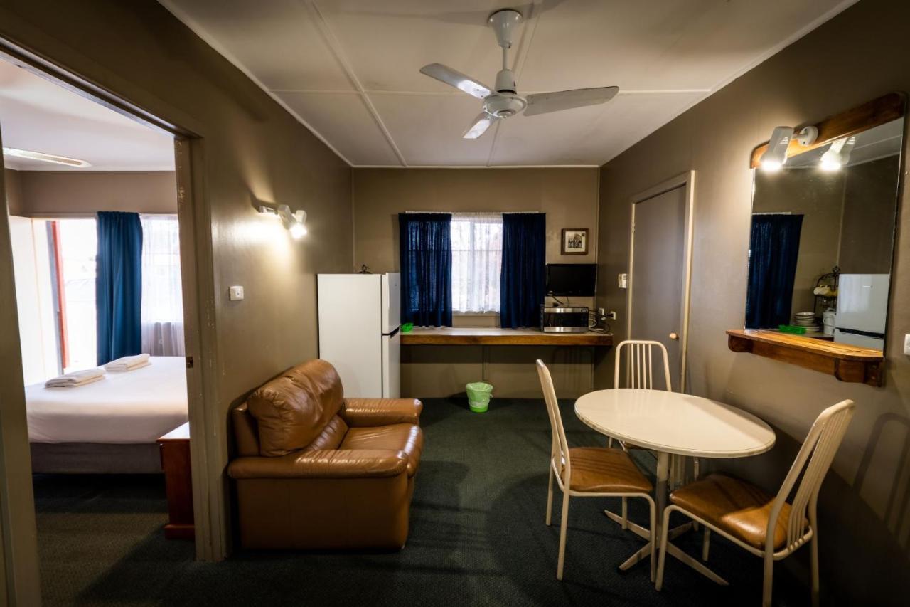 Ardeanal Motel West Wyalong Exterior foto